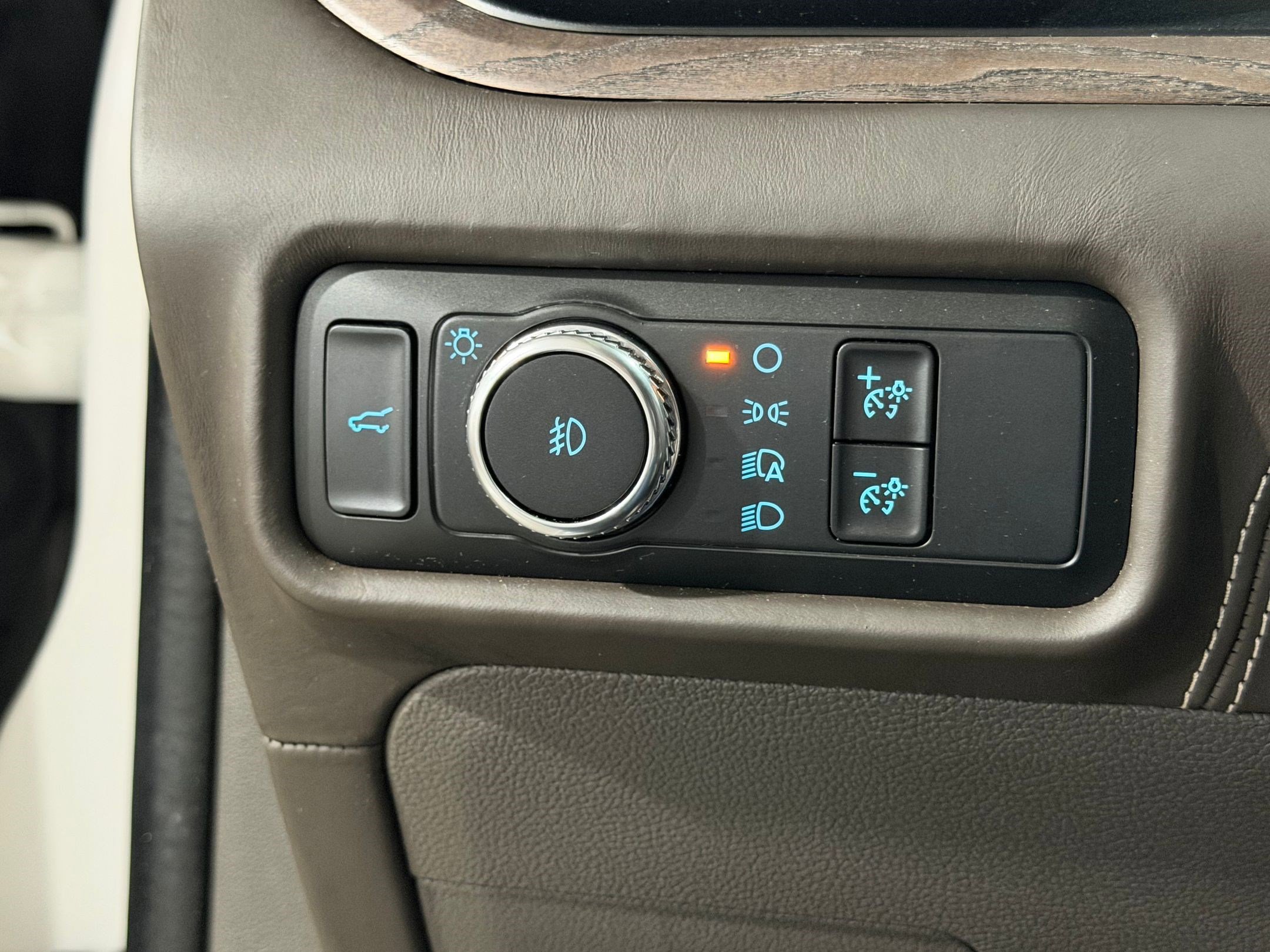 Used 2020 Ford Explorer Platinum w/ Premium Technology Package AWD/4WD image 16