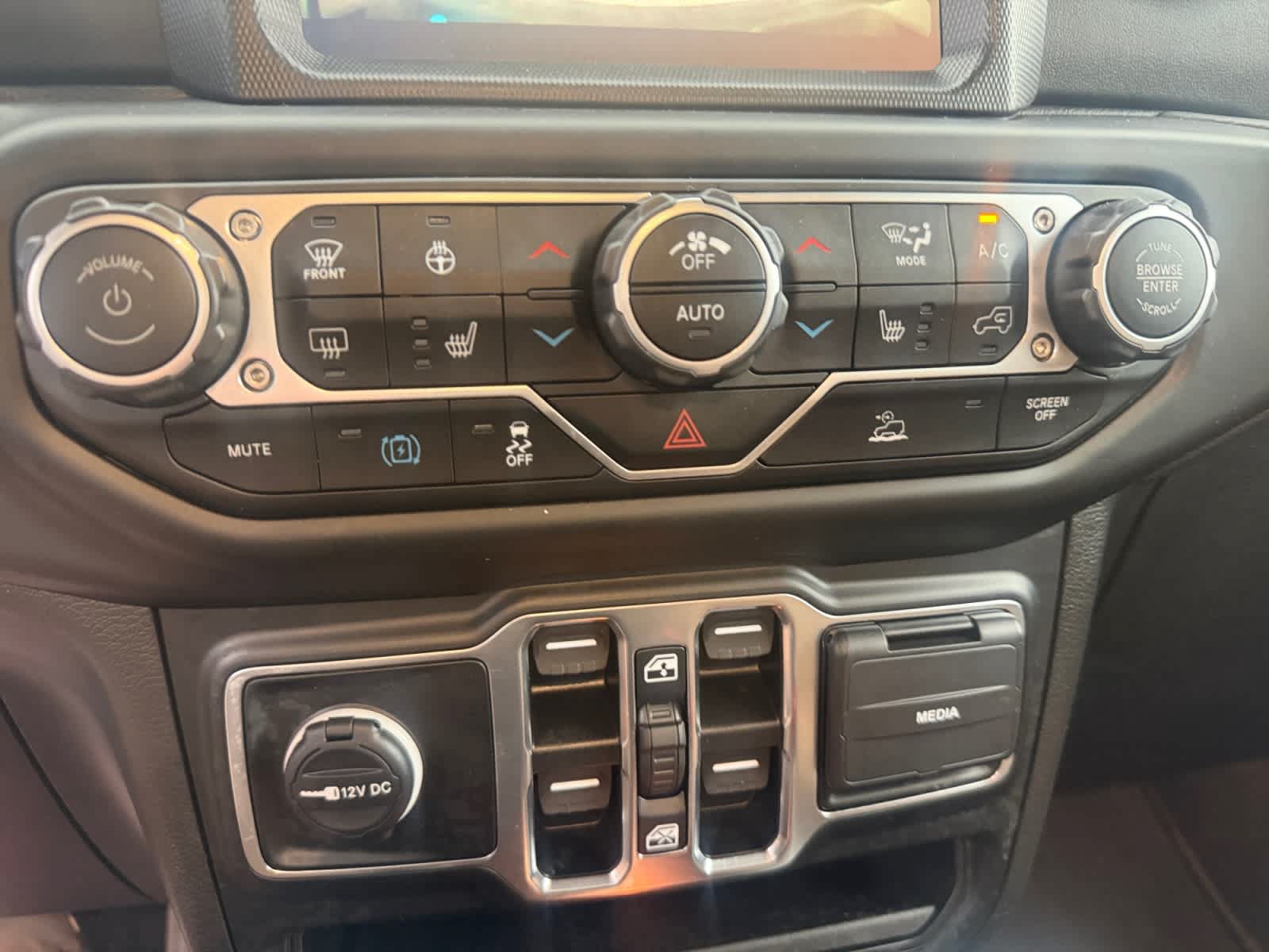Used 2023 Jeep Wrangler Unlimited Sahara w/ Cold Weather Group AWD/4WD image 25