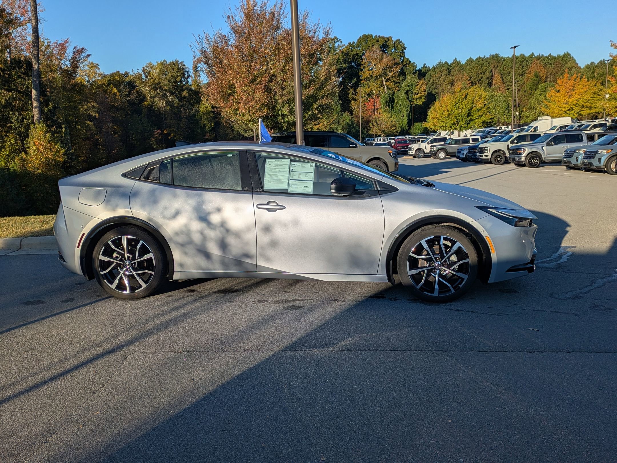 Used 2025 Toyota Prius Plug-In Hybrid image 3