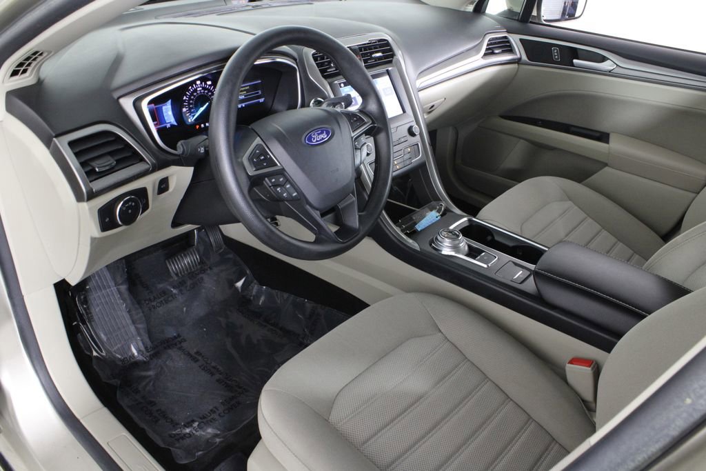 Used 2019 Ford Fusion SE image 16