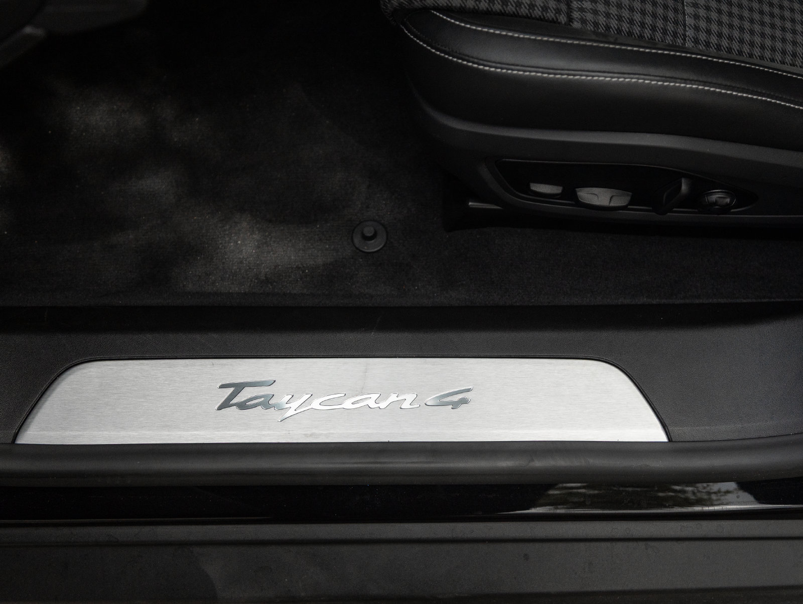 Certified 2025 Porsche Taycan AWD/4WD image 22