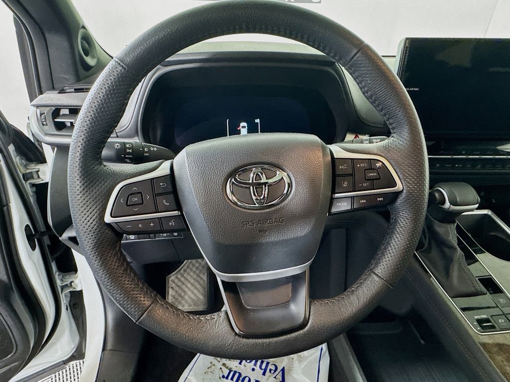 Used 2025 Toyota Sienna Platinum image 11