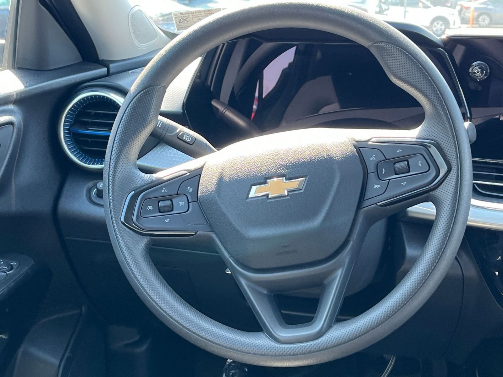 Used 2025 Chevrolet Trax LT FWD image 28