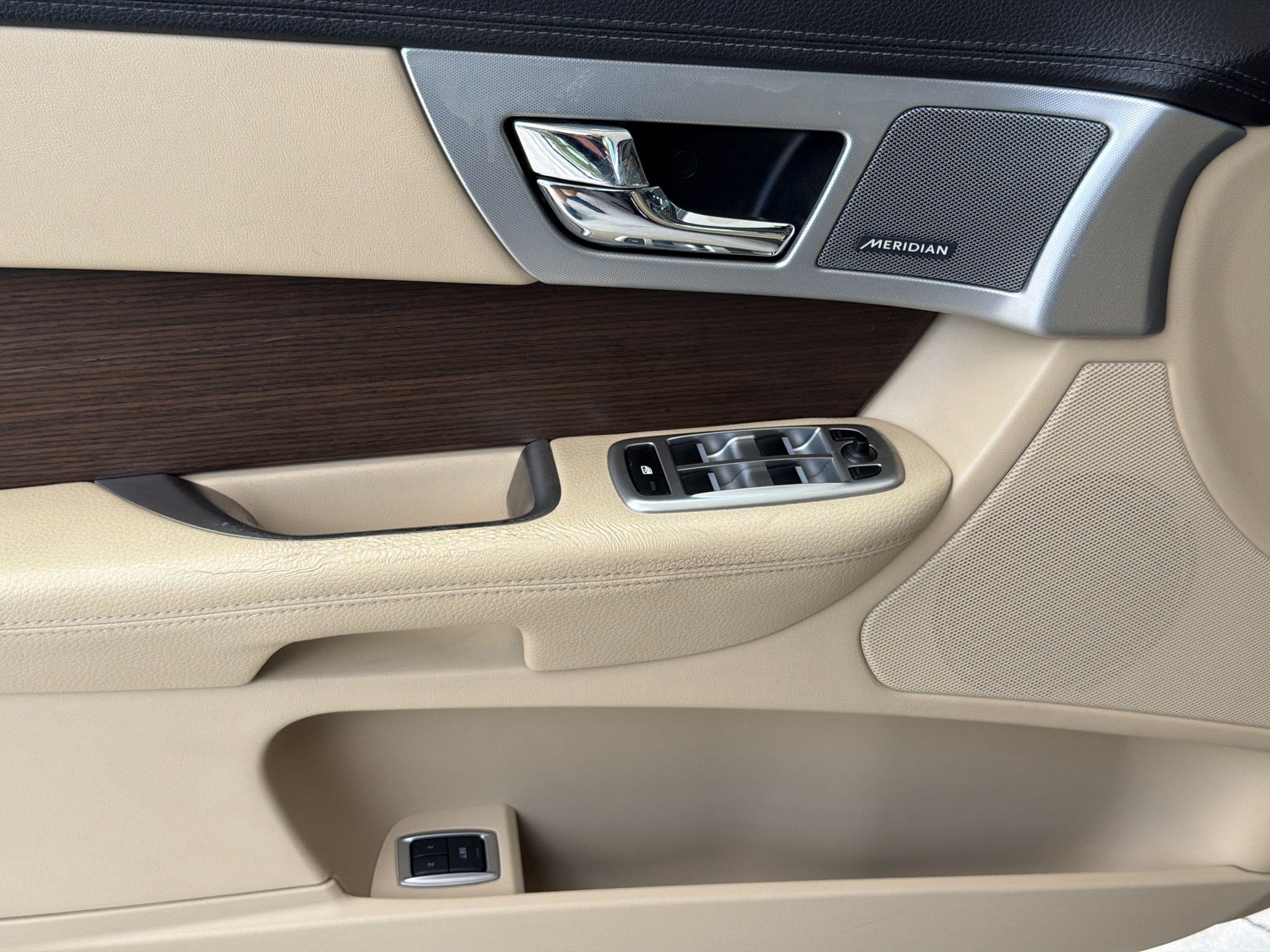 Used 2013 Jaguar XF RWD image 13