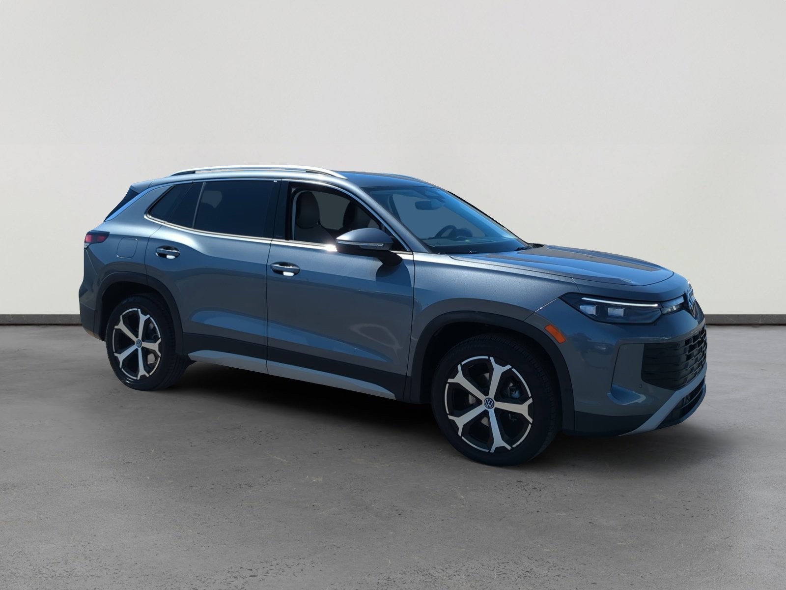 Used 2025 Volkswagen Tiguan SE image 7