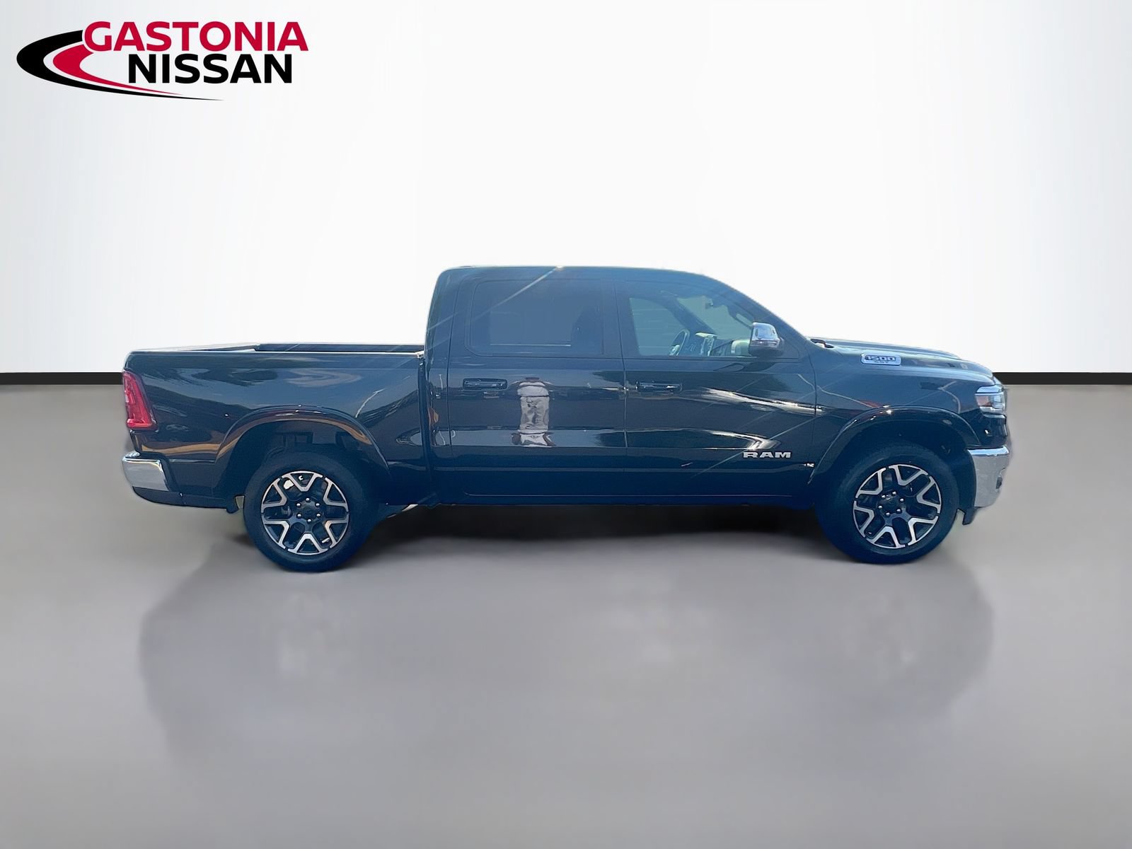 Used 2025 RAM 1500 Laramie AWD/4WD image 10