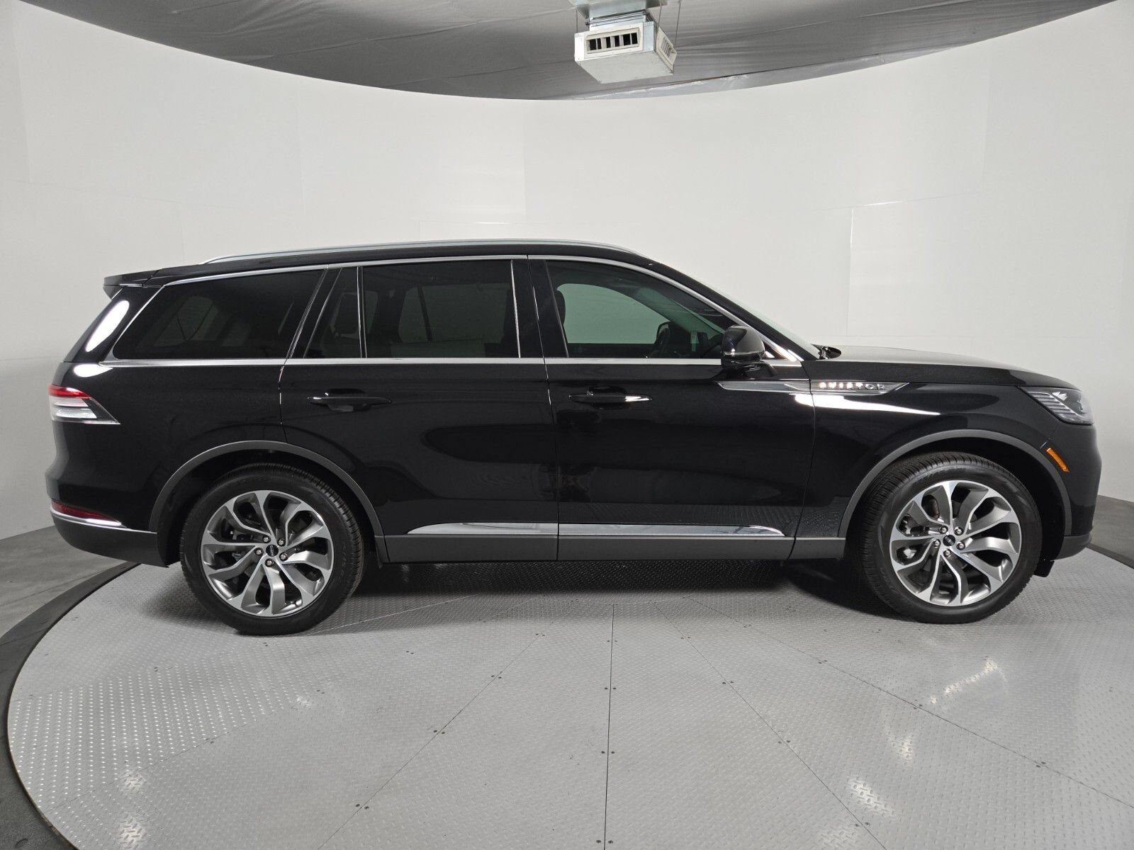 New 2026 Lincoln Aviator AWD image 3