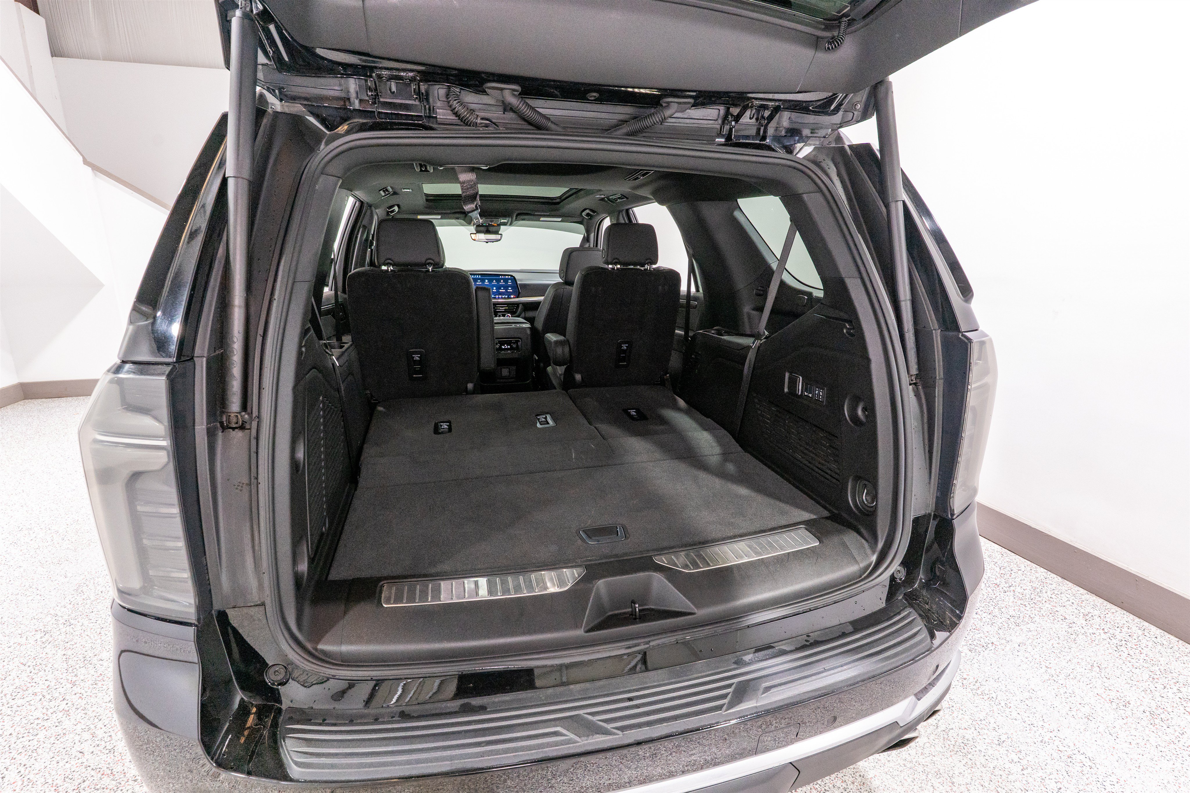 Used 2025 Chevrolet Tahoe High Country AWD/4WD image 38