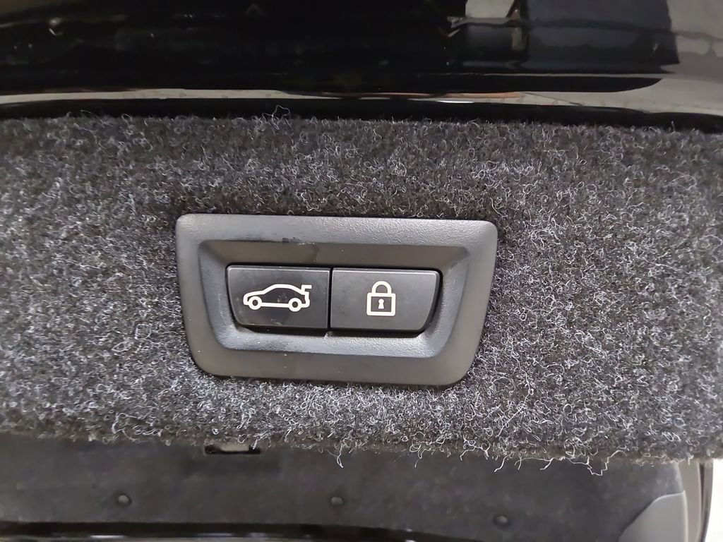 Used 2023 BMW 530e w/ Convenience Package image 30