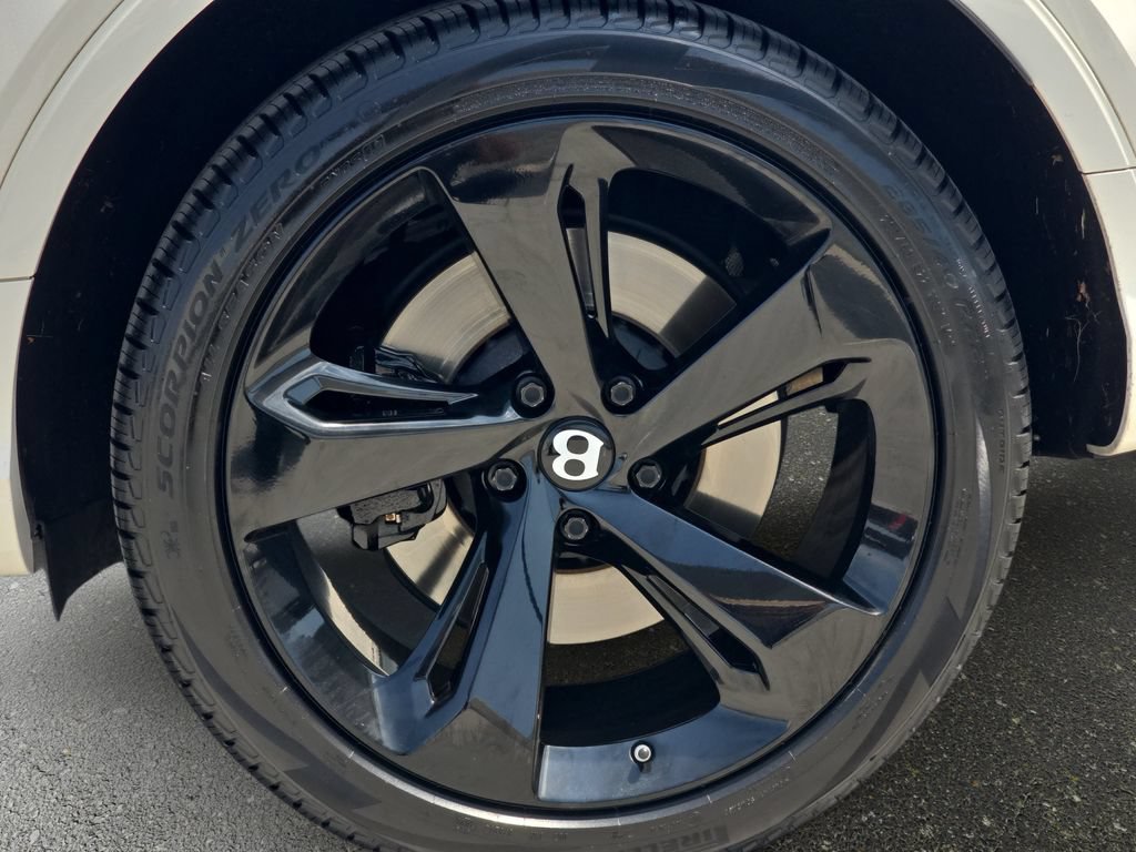 Used 2021 Bentley Bentayga AWD/4WD image 37