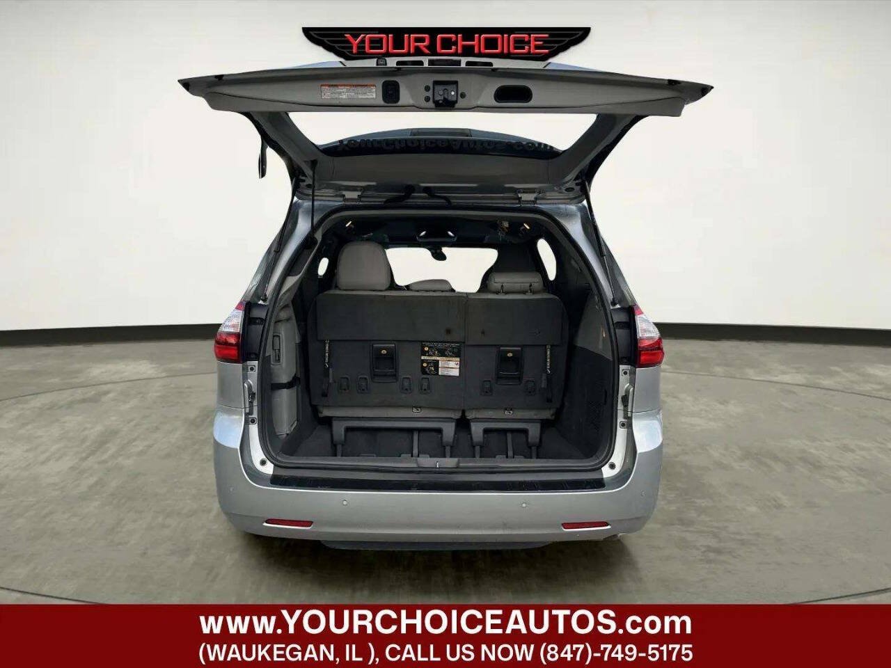Used 2020 Toyota Sienna XLE w/ XLE Navigation Package FWD image 14