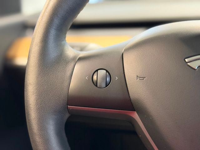 Used 2022 Tesla Model Y Performance AWD/4WD image 25