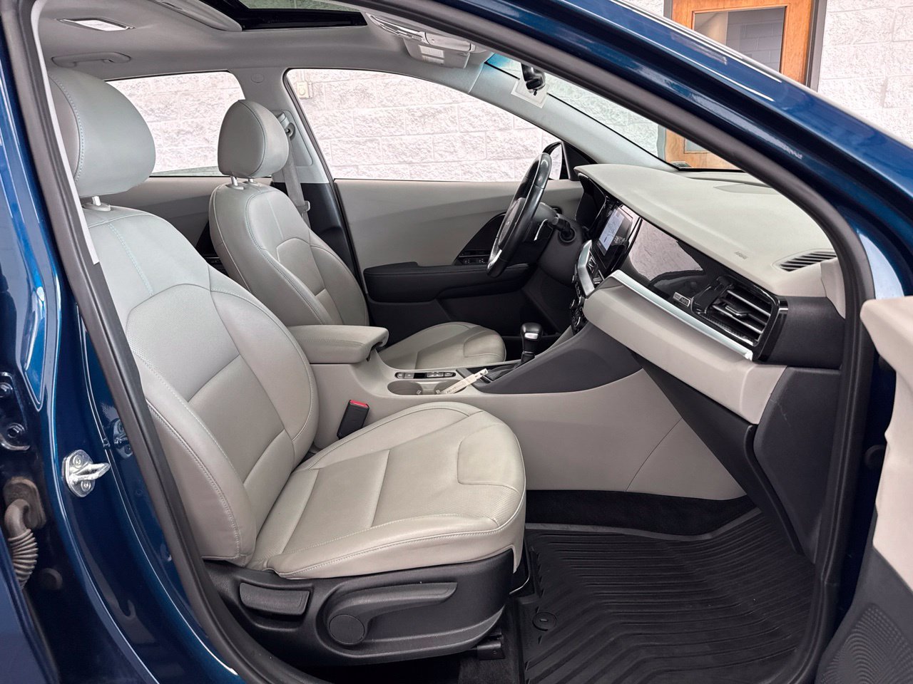 Used 2022 Kia Niro EX Premium FWD image 49