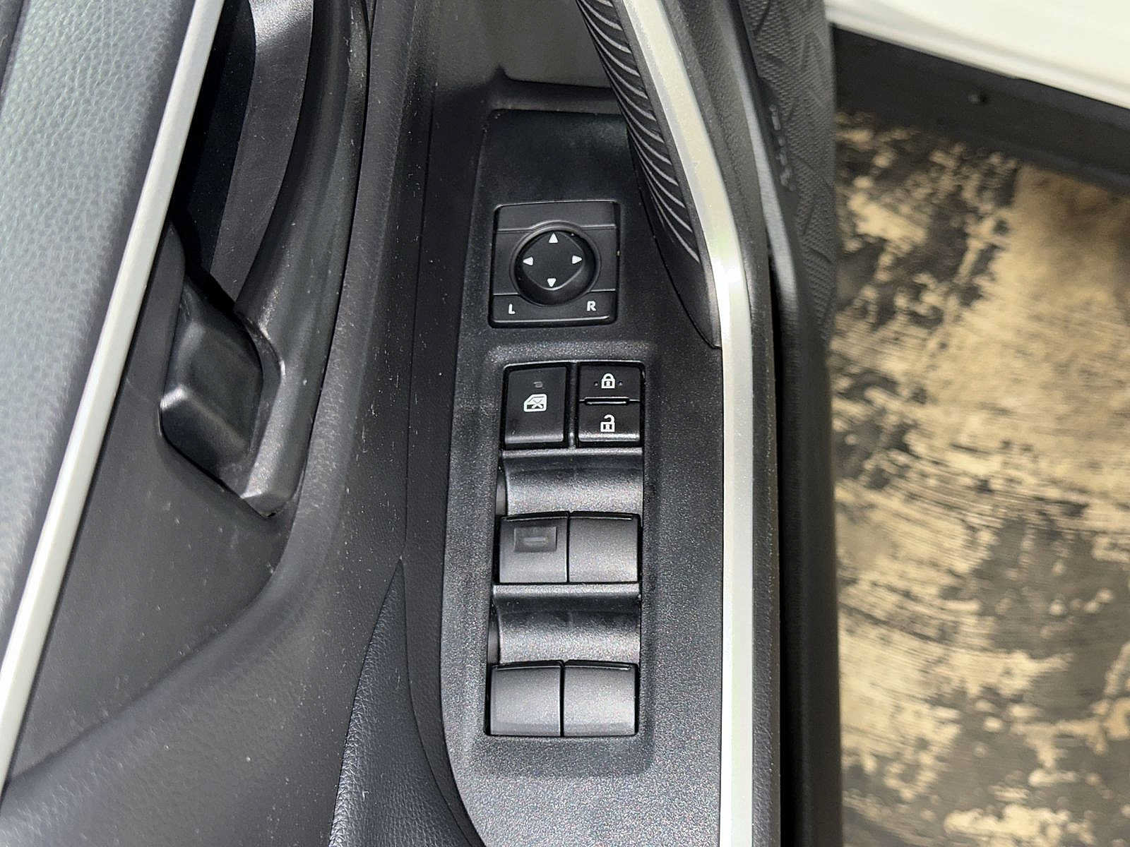Used 2022 Toyota RAV4 LE AWD/4WD image 22