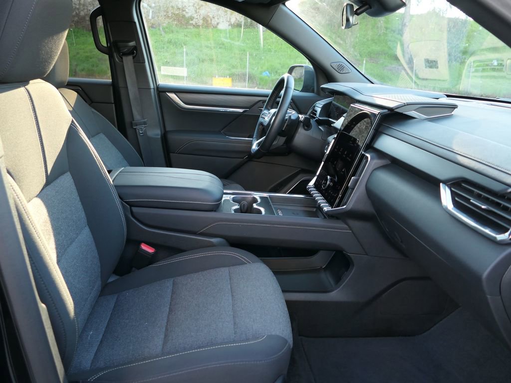 Used 2025 GMC Acadia Elevation image 28