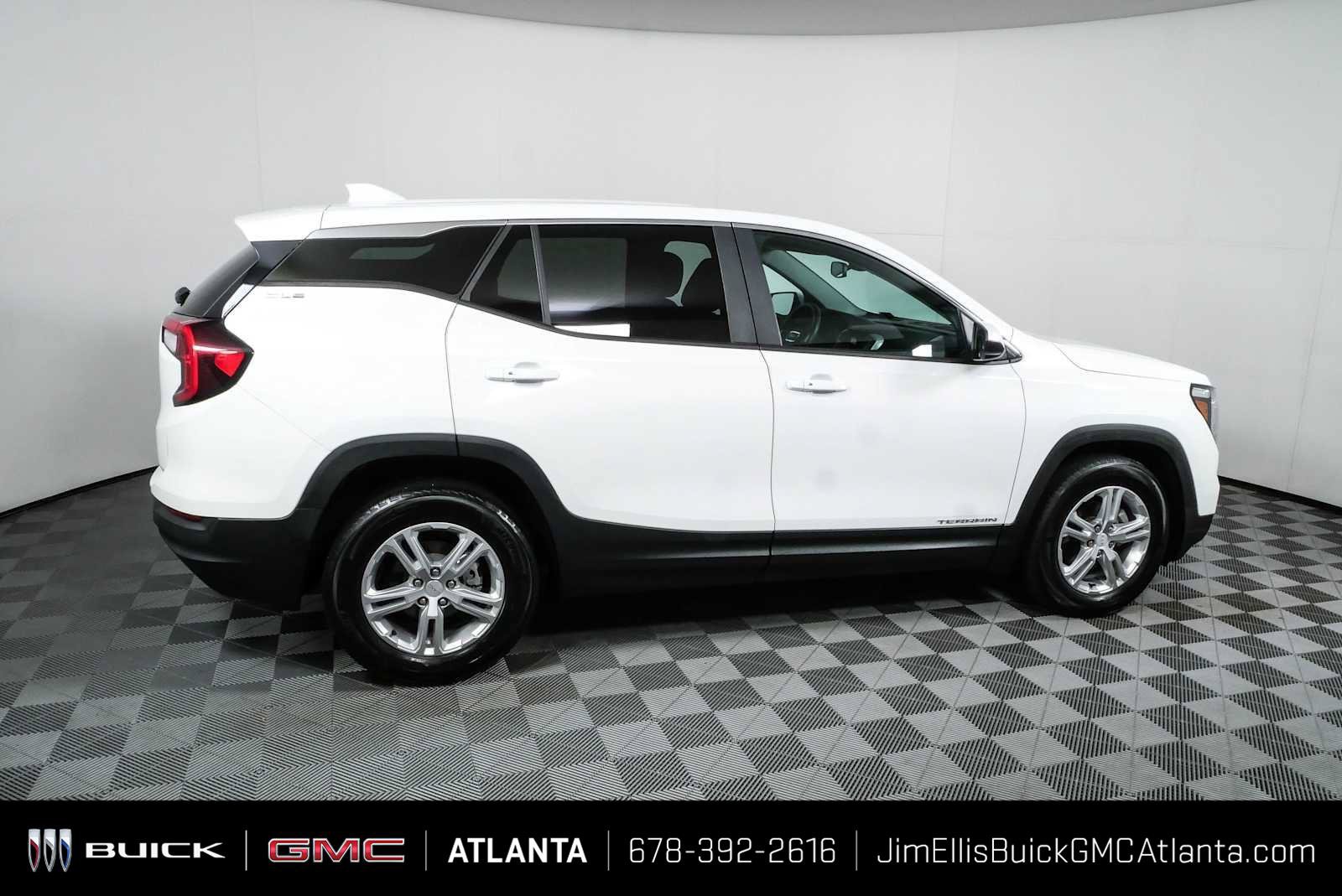Used 2023 GMC Terrain SLE FWD image 2