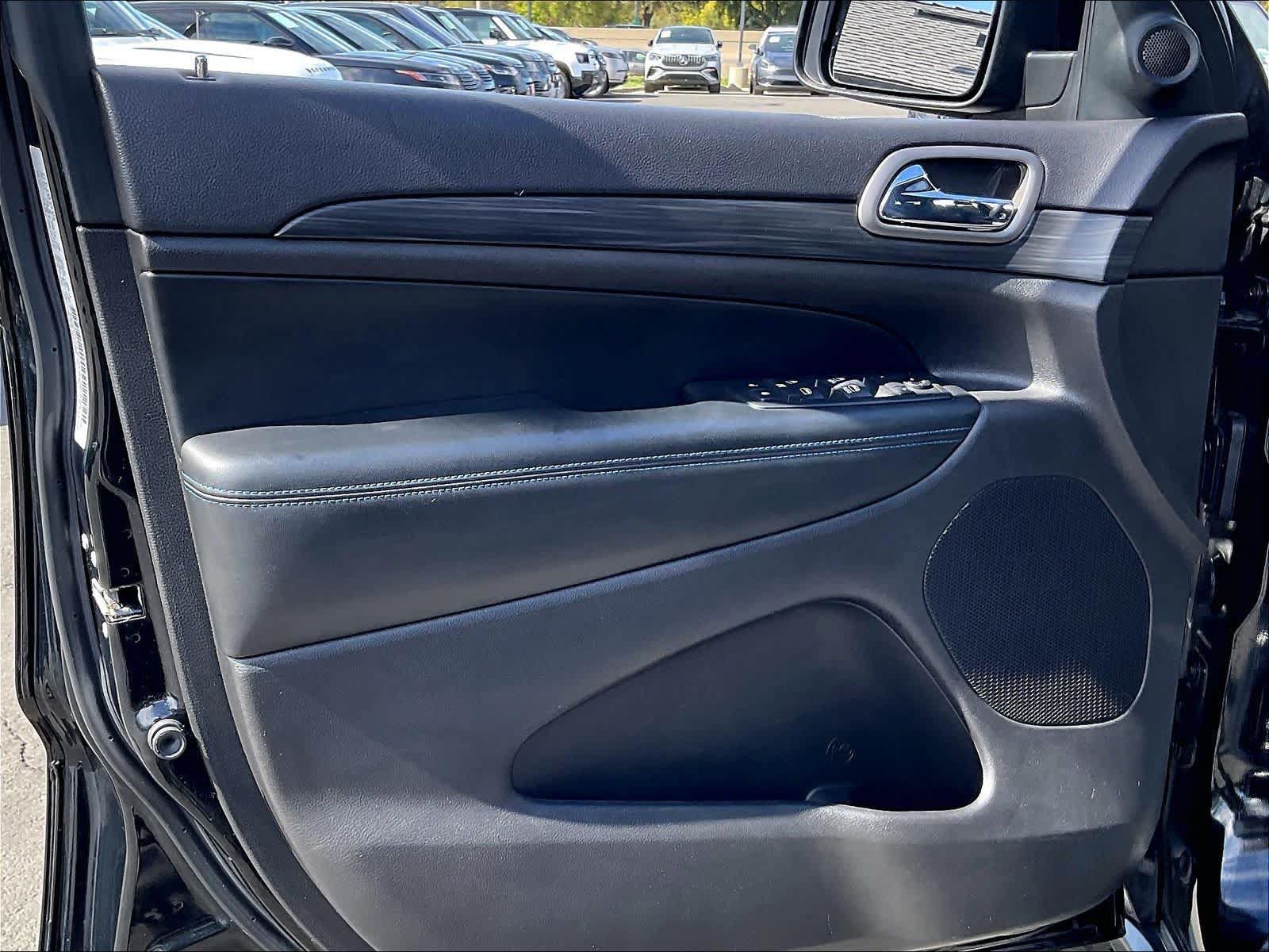 Used 2019 Jeep Grand Cherokee Laredo AWD/4WD image 27