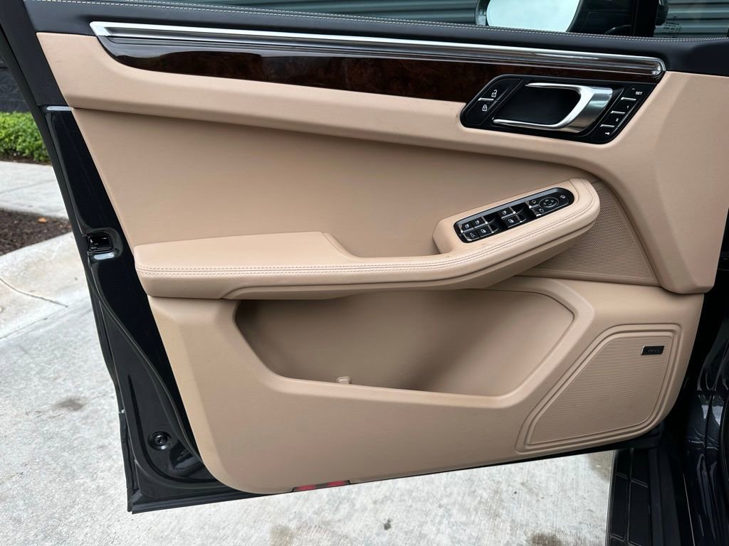 Certified 2025 Porsche Macan image 19