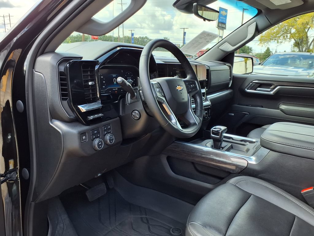 Used 2023 Chevrolet Silverado 1500 LTZ w/ LTZ Premium Package AWD/4WD image 23
