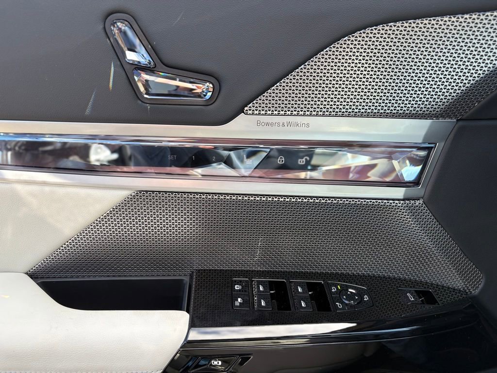 Used 2025 BMW i7 xDrive60 w/ Premium Package image 17