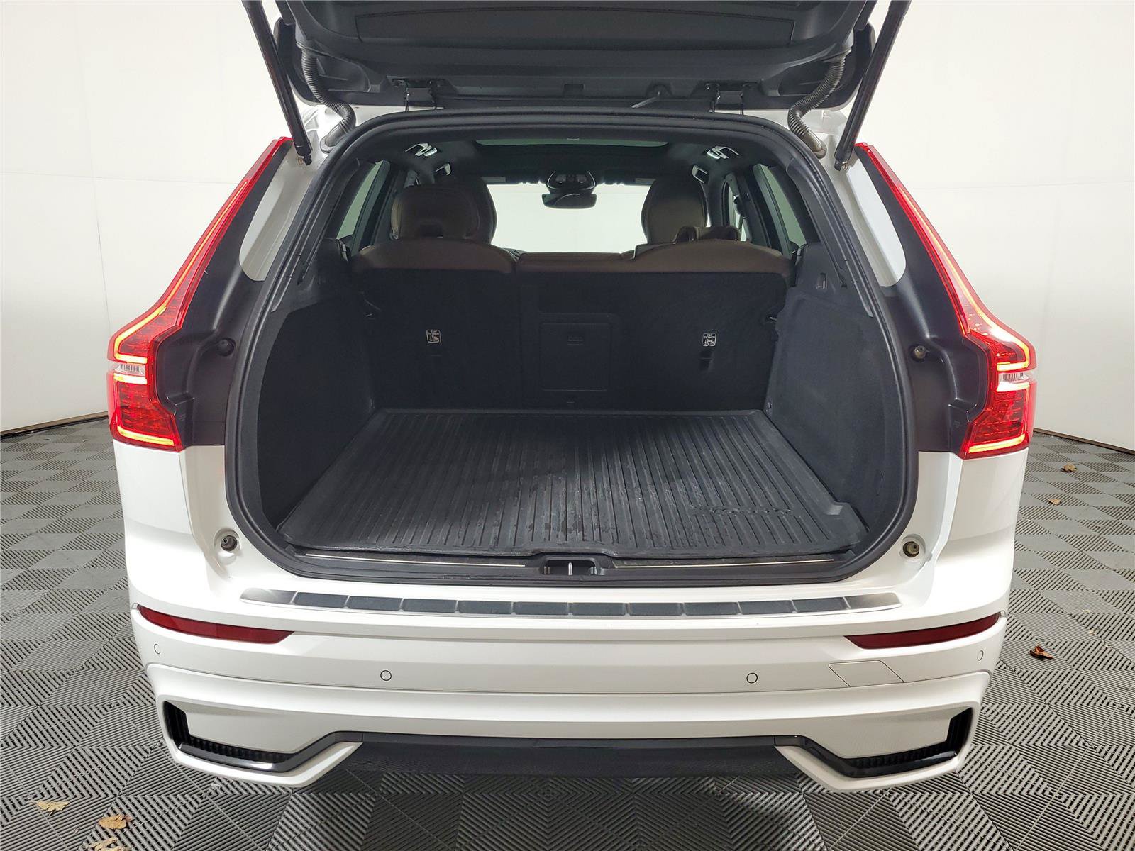 Certified 2023 Volvo XC60 B5 Plus w/ Climate Package FWD image 6