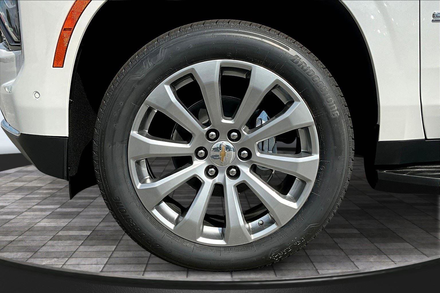 New 2025 Chevrolet Suburban Premier image 18