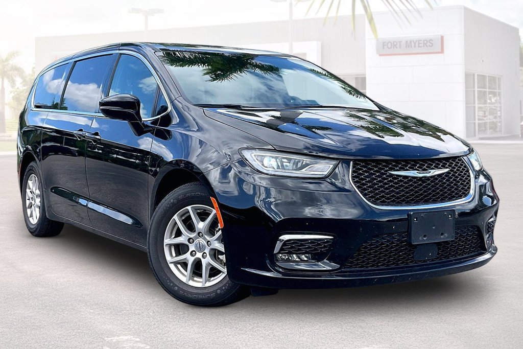 Used 2025 Chrysler Pacifica Select