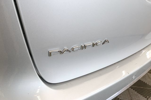 Used 2023 Chrysler Pacifica Touring-L FWD image 9