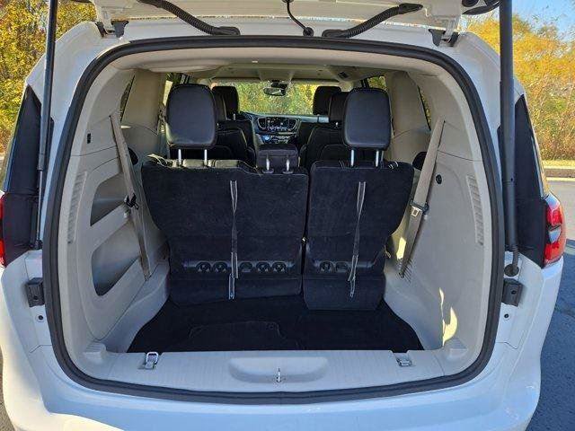 Used 2024 Chrysler Pacifica Touring-L FWD image 9
