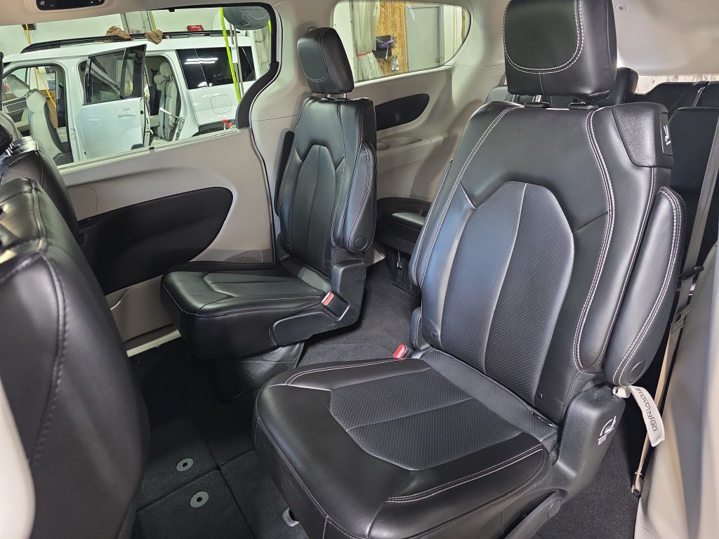 Used 2023 Chrysler Pacifica Touring-L FWD image 16