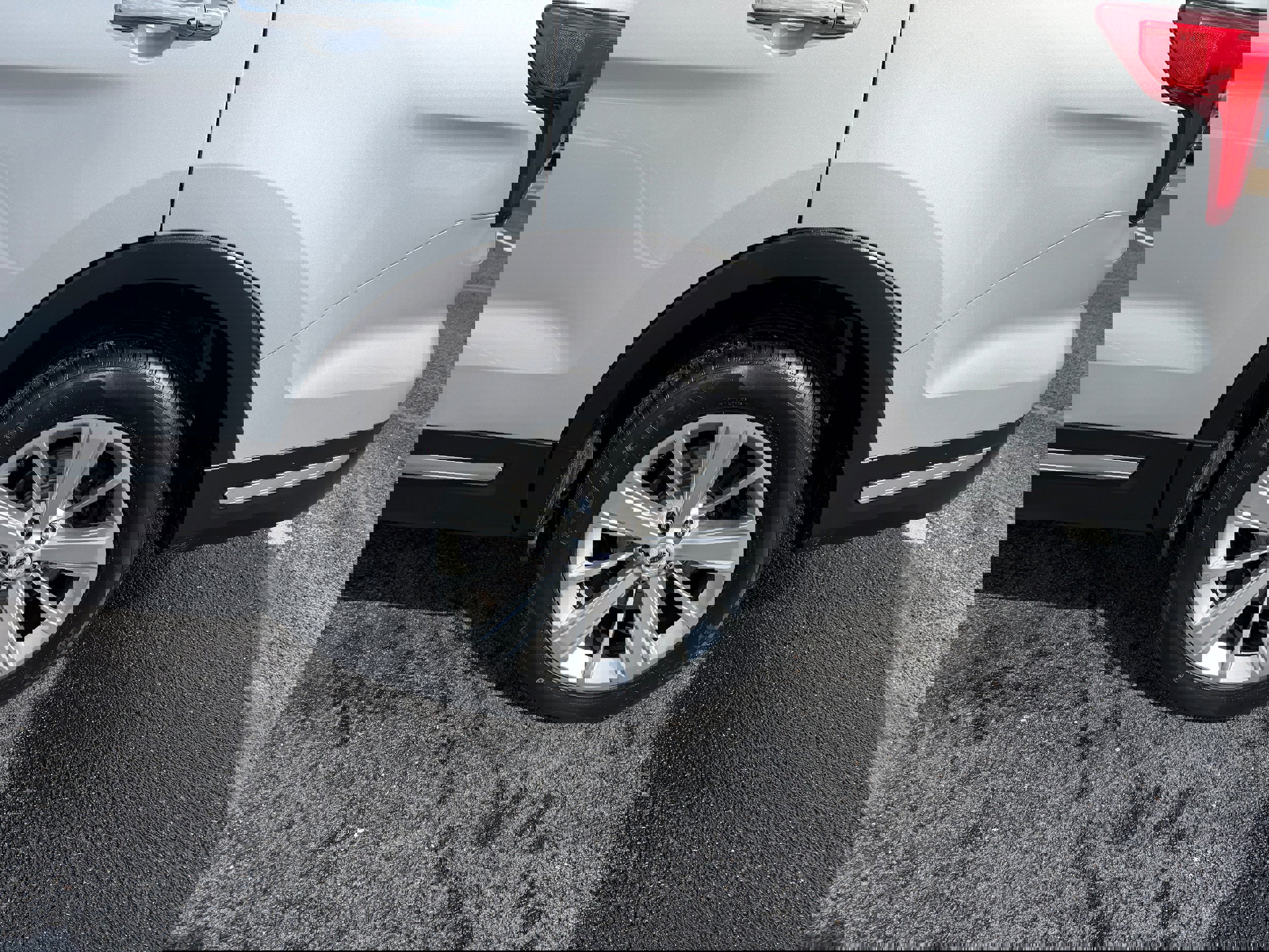 Used 2019 Ford Explorer Limited w/ Class III Trailer Tow Package image 10