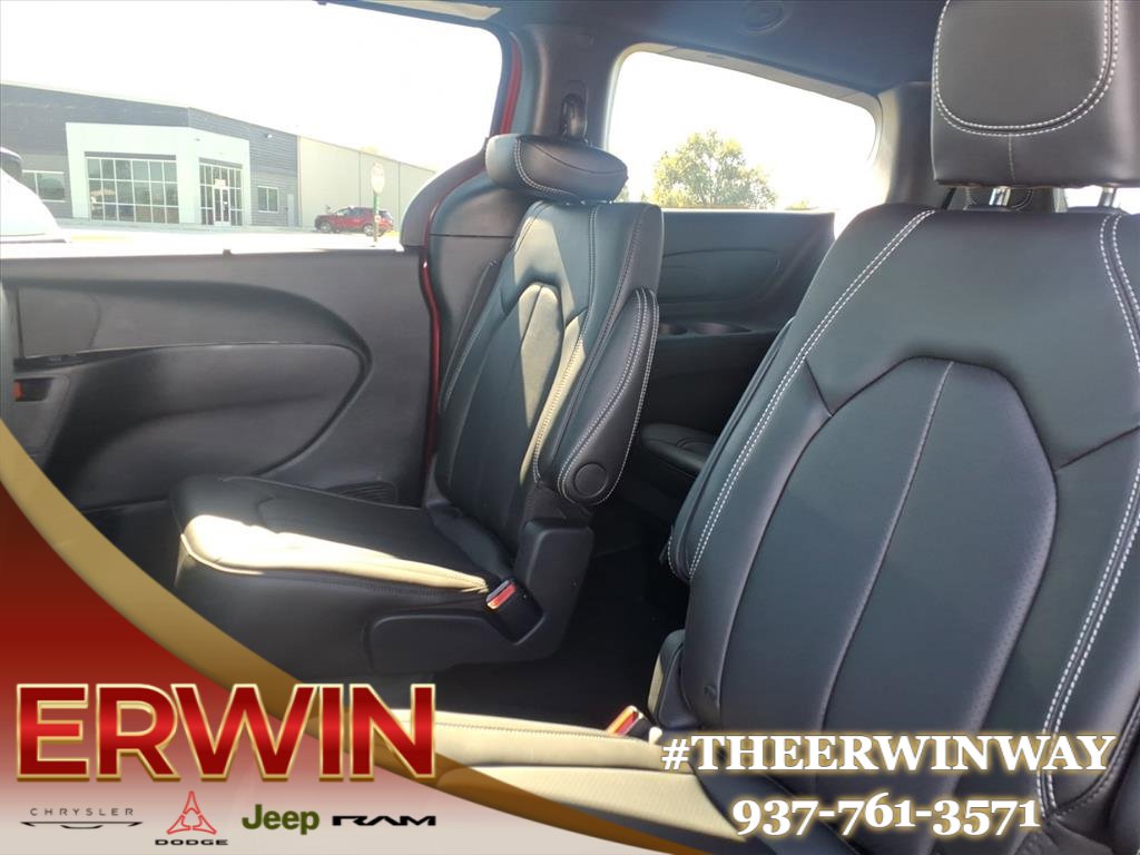 New 2026 Chrysler Pacifica Select image 5
