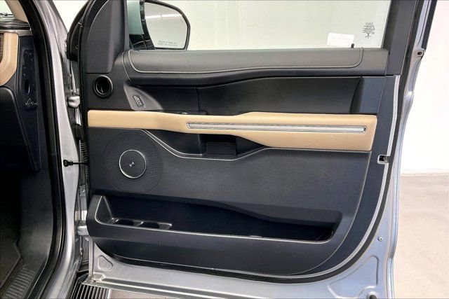 Used 2022 Ford Expedition Max Limited image 26