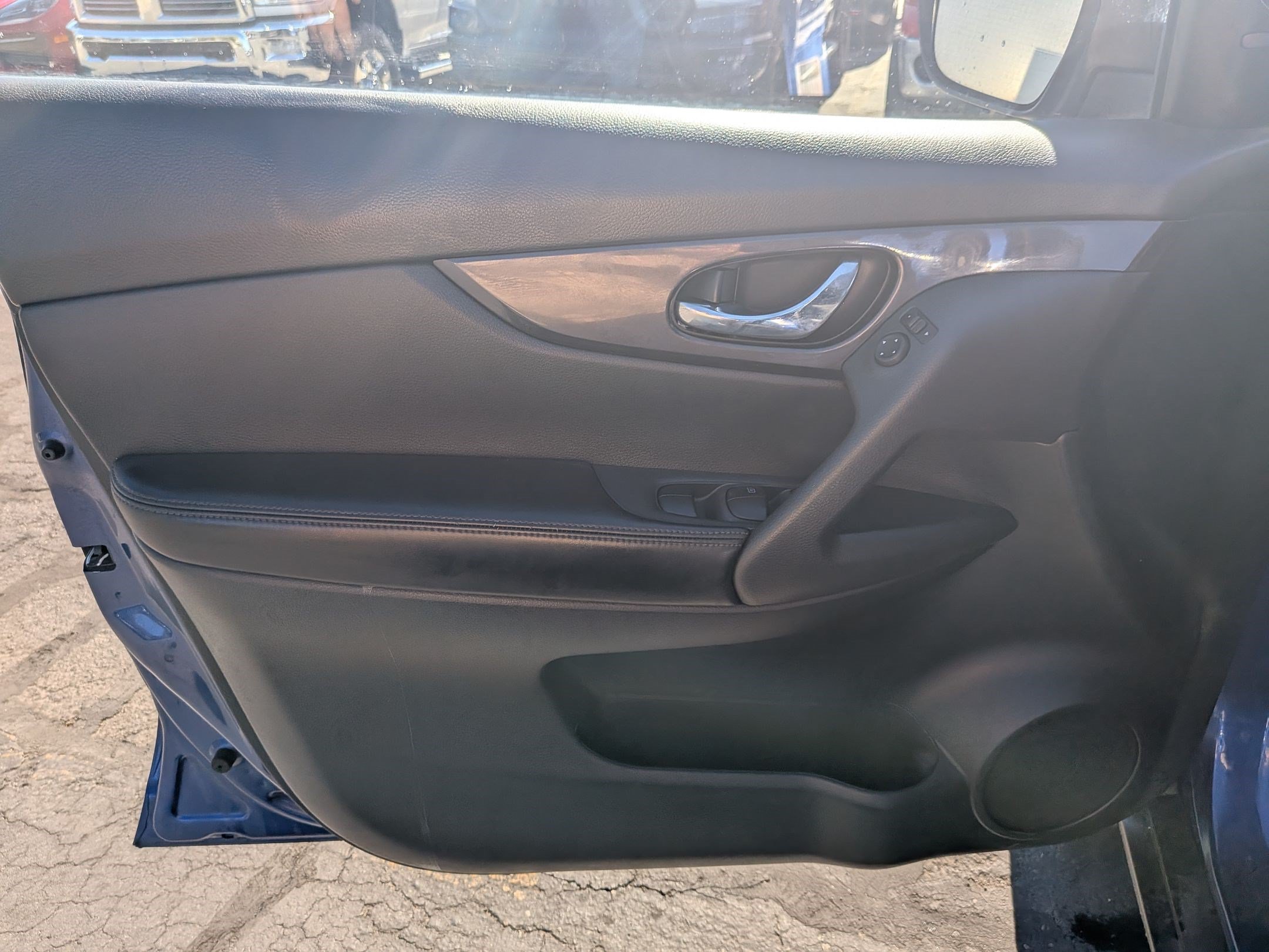 Used 2018 Nissan Rogue SV AWD/4WD image 14