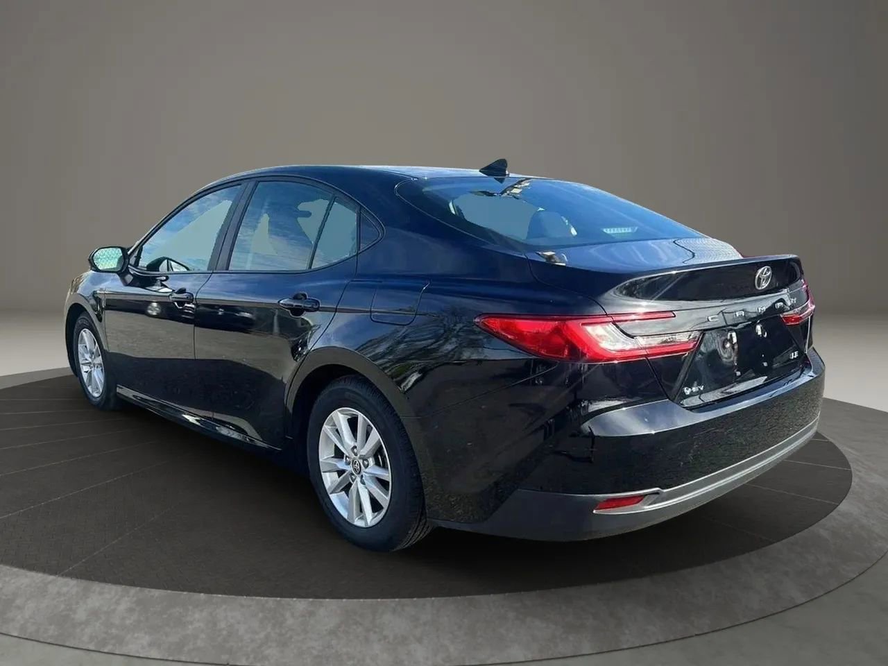 Used 2025 Toyota Camry LE image 7