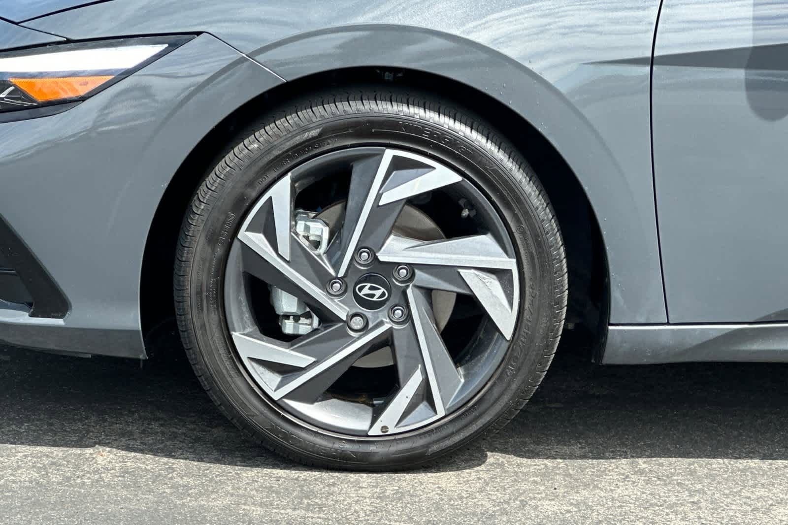 Used 2024 Hyundai Elantra Limited image 25