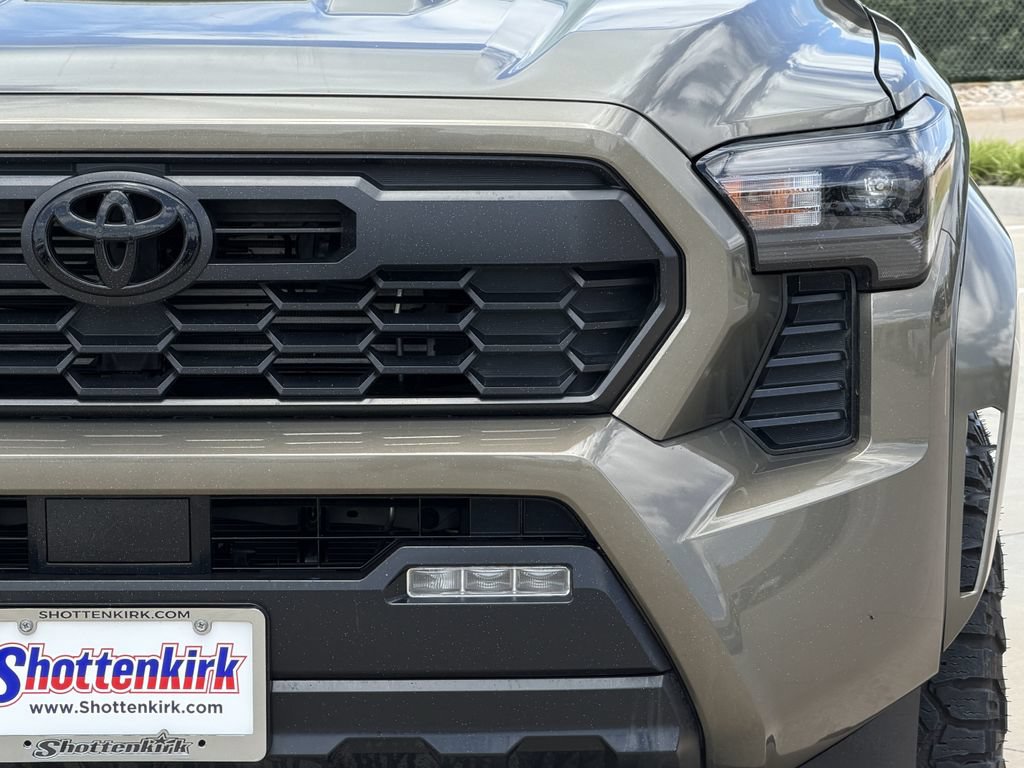 Used 2025 Toyota Tacoma TRD Sport AWD/4WD image 8