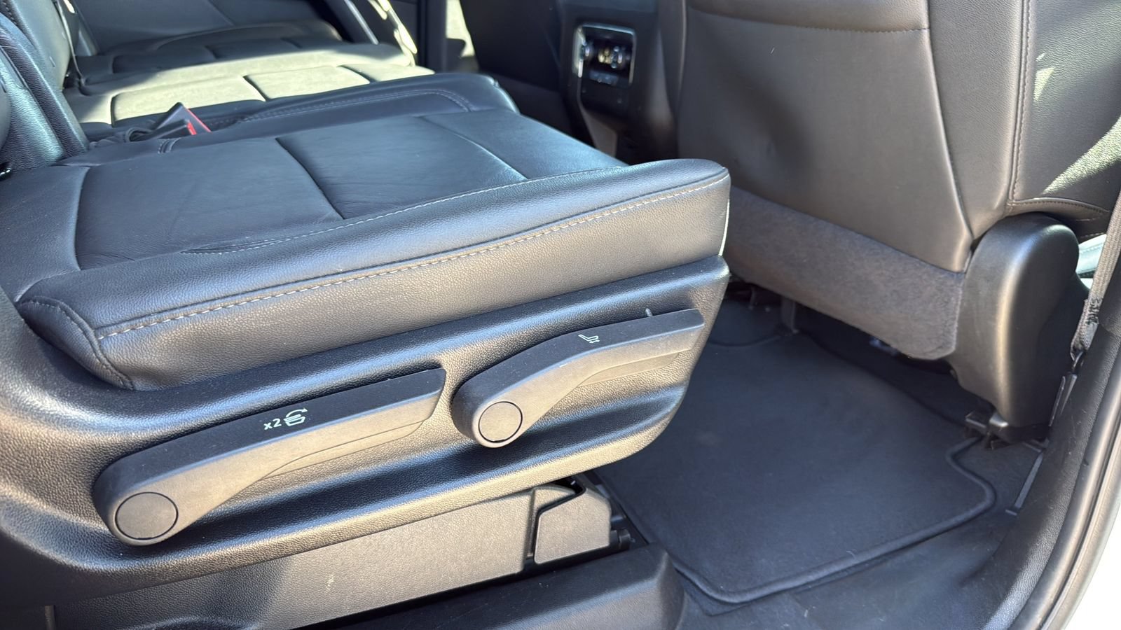 Used 2025 Chevrolet Tahoe LT RWD image 24