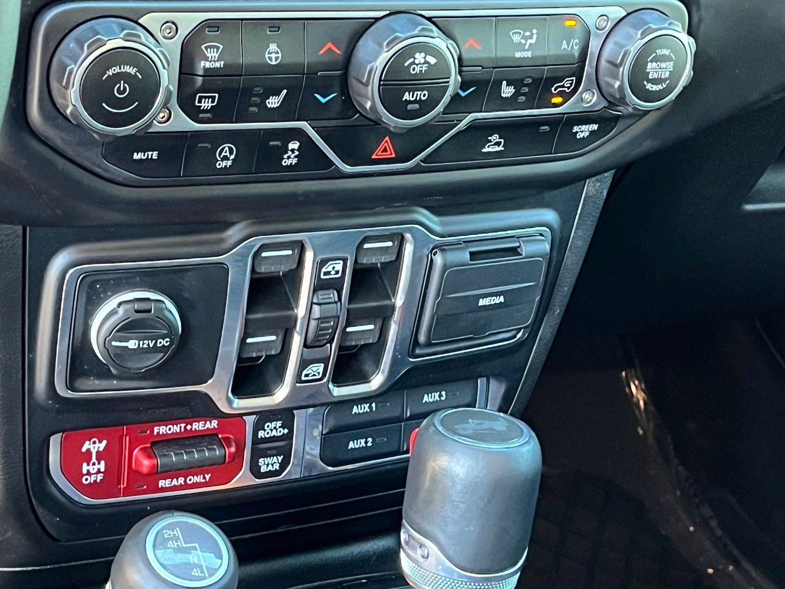 Used 2023 Jeep Wrangler Unlimited Rubicon w/ Cold Weather Group AWD/4WD image 26