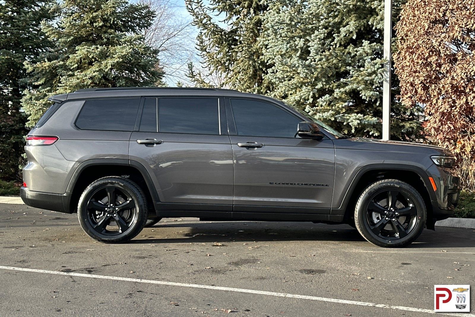 Used 2022 Jeep Grand Cherokee L Laredo image 3