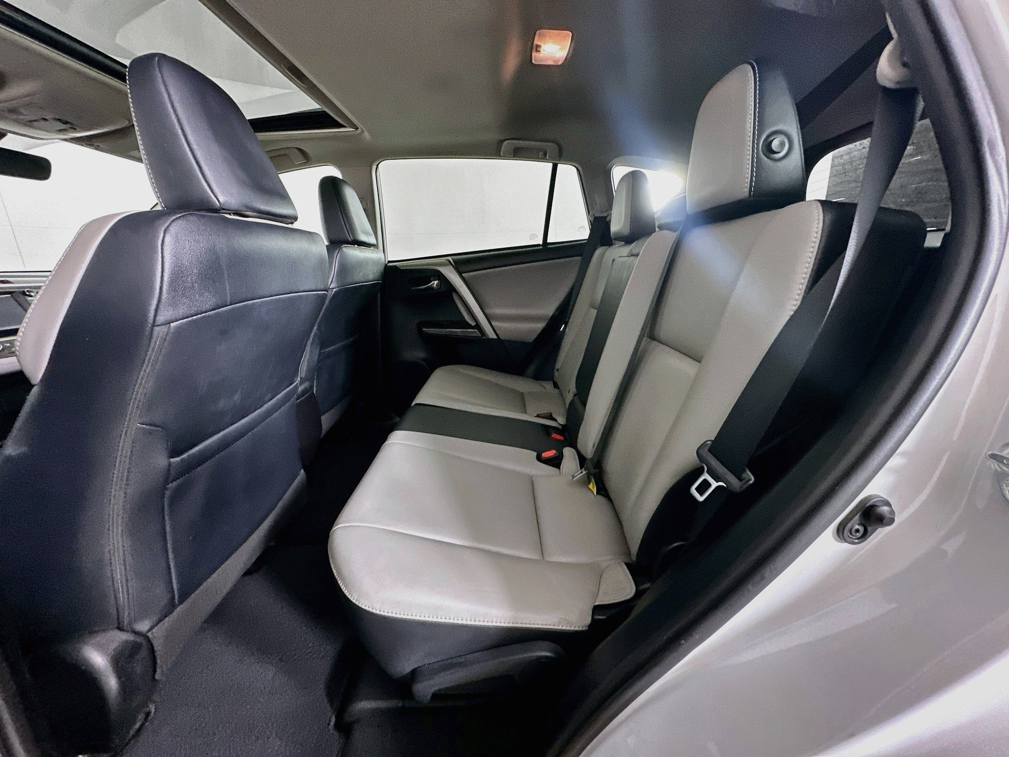 Used 2017 Toyota RAV4 Platinum FWD image 28