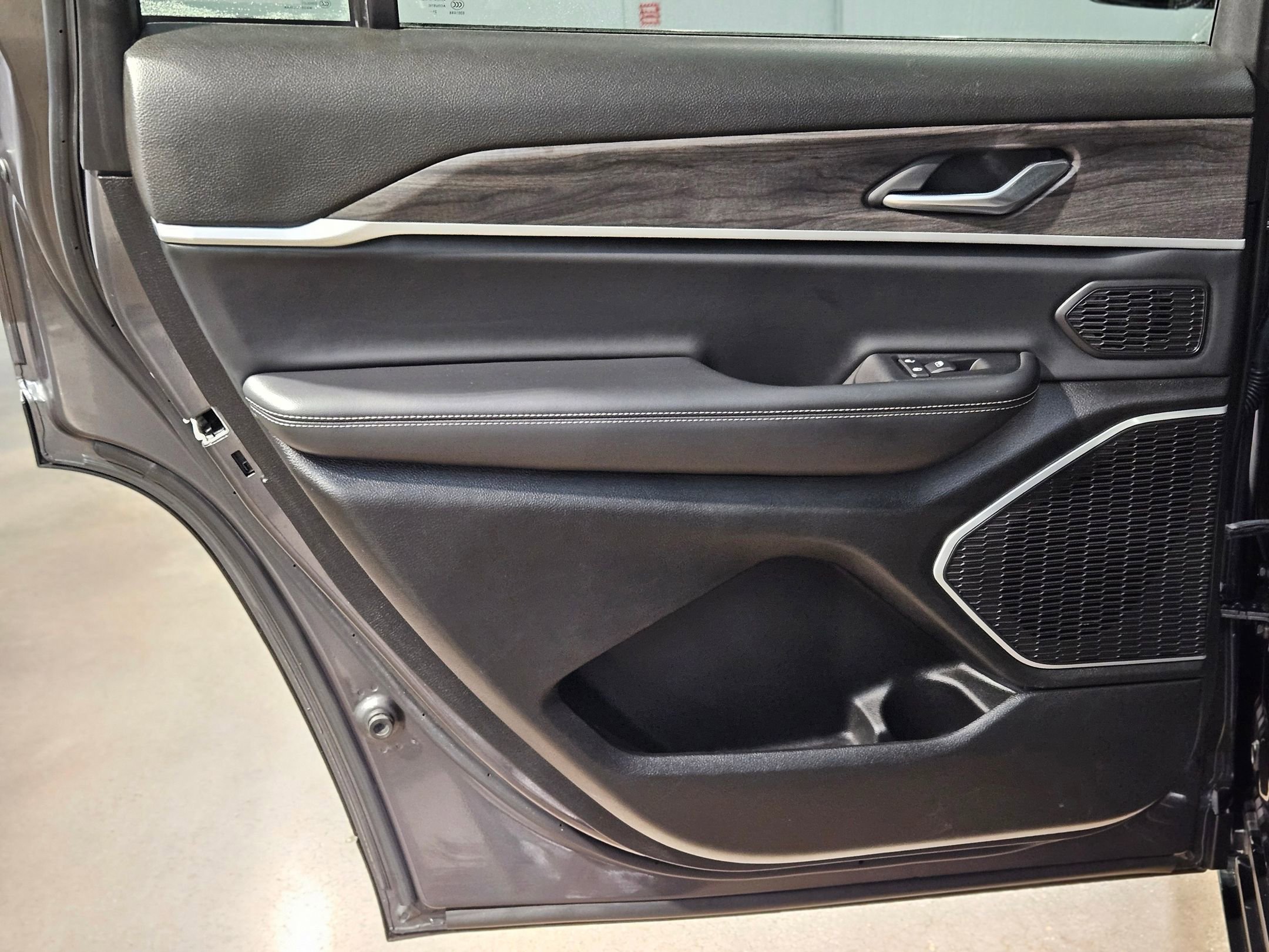 Used 2022 Jeep Grand Cherokee L Limited image 34