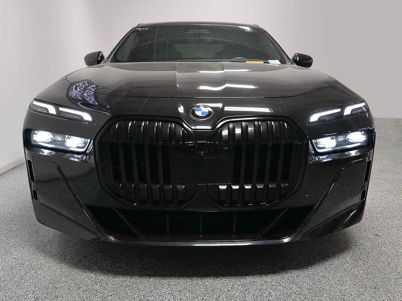 Used 2023 BMW 760i xDrive w/ Luxury Rear Seating Package AWD/4WD image 2