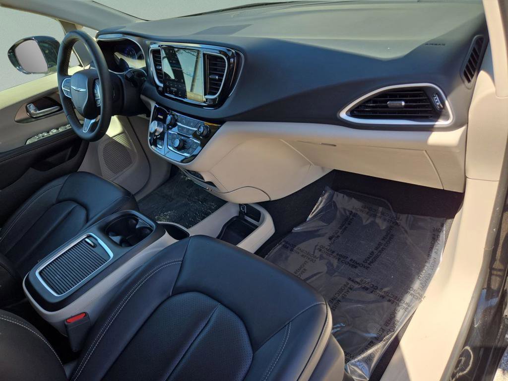 Used 2024 Chrysler Pacifica Touring-L image 29