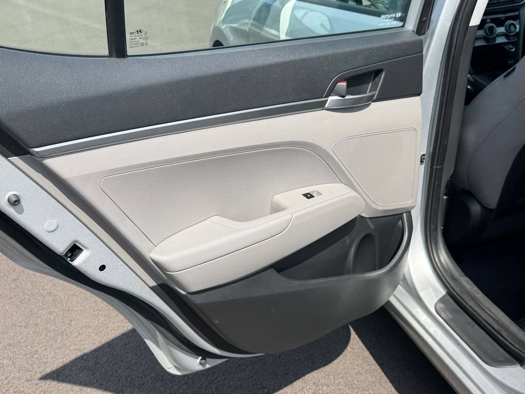 Used 2019 Hyundai Elantra SE FWD image 13