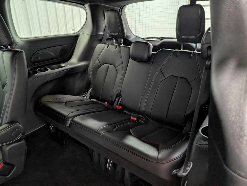 Used 2027 Chrysler Pacifica Select w/ Family Tech Group FWD image 9