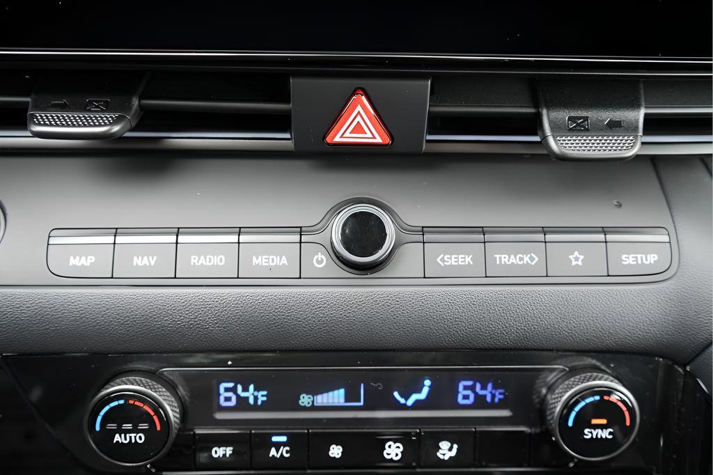 Certified 2025 Hyundai Elantra SEL FWD image 35