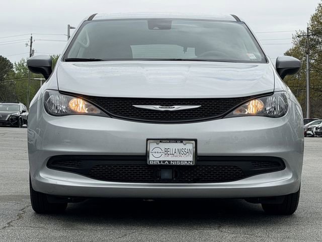 Used 2023 Chrysler Voyager LX image 2