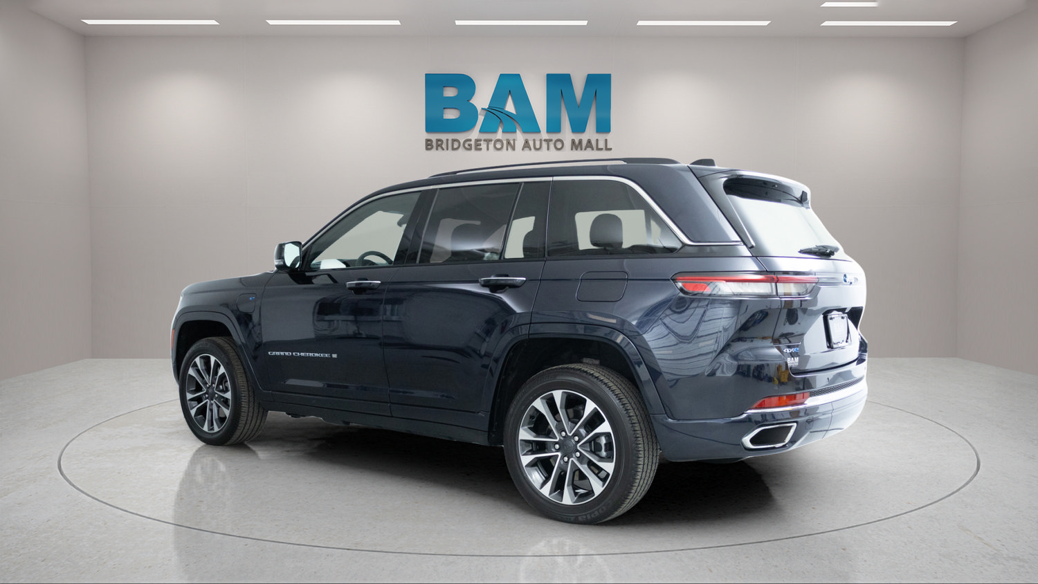 Used 2023 Jeep Grand Cherokee Overland AWD/4WD image 5
