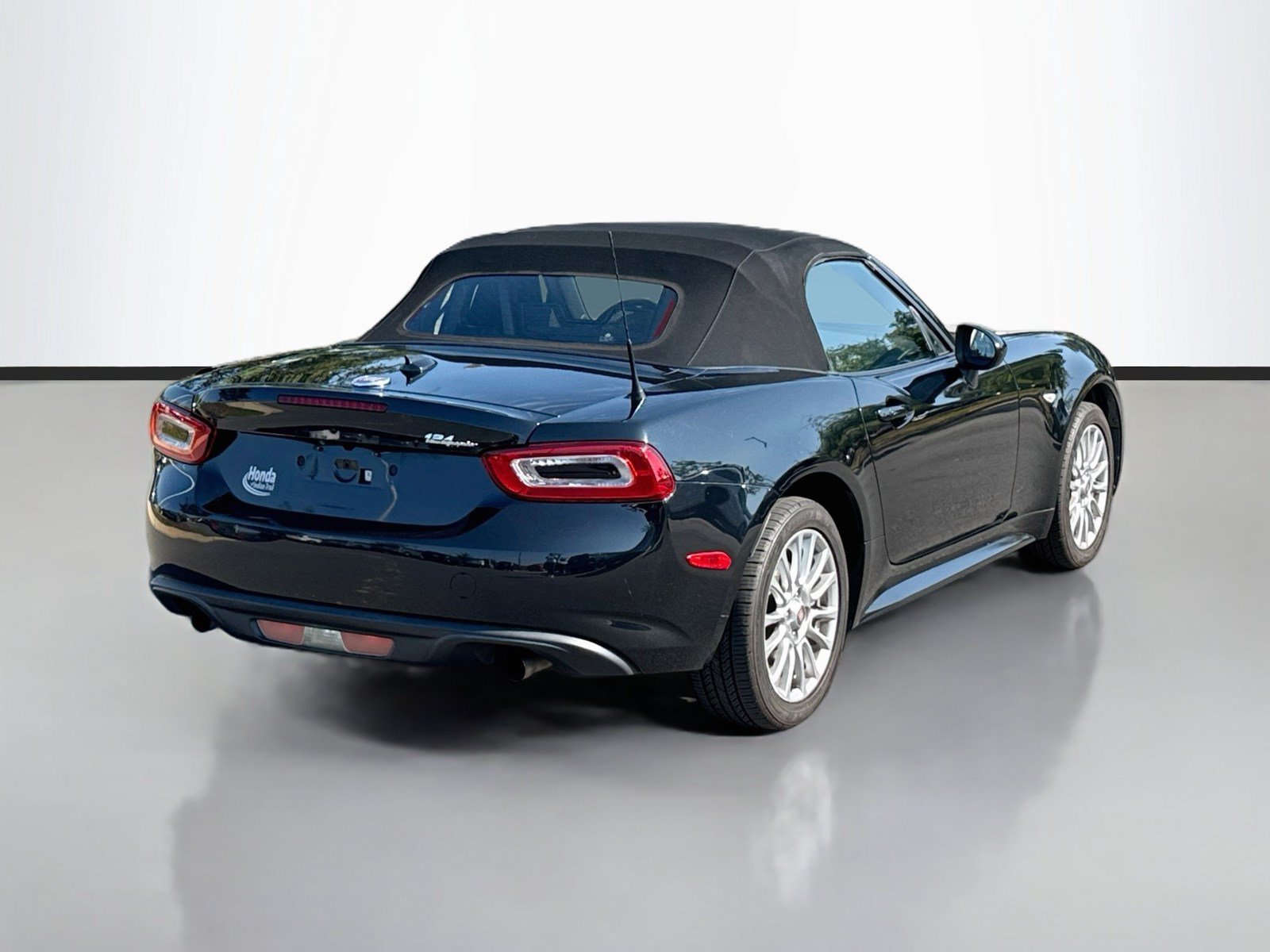 Used 2018 FIAT 124 Spider Classica w/ Technology & Siriusxm Group RWD image 7